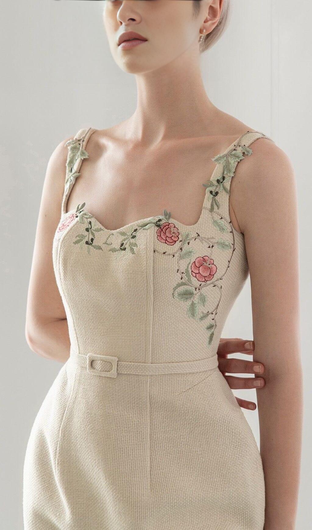 FLOWER EMBROIDERED LINEN SUSPENDER DRESS IN APRICOT
